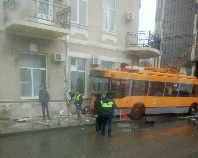 Уверенно на «красный»: троллейбус протаранил дом в центре Краснодара
