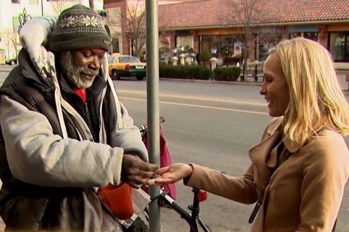 В 2013 году бездомный Билли Рэй Харрис вернул кольцо стоимостью 4000 долларов женщине, которая уронила его на улице. Эта женщина, Сара Дарлинг, открыла сбор средств для Билли. Она собрала более 180 000 долларов, и Билли получил дом и работу