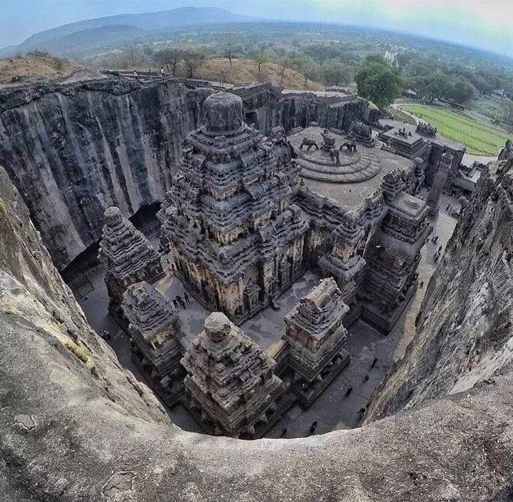 В Индии есть древний индуистский храм, полностью высеченный из одного куска скалы. Храм Кайласа по размерам почти равен Тадж-Махалу