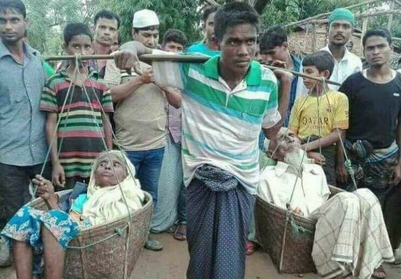 Мужчина бежал из Бирмы в Бангладеш, чтобы избежать насилия, и отказался оставить своих парализованных родителей. Он нес их на своих плечах 160 км