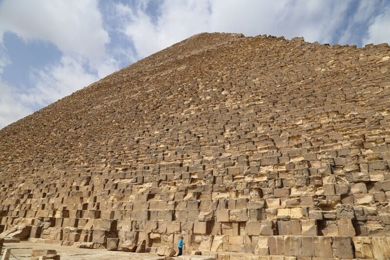 Вот как выглядит Пирамида Хеопса вблизи и в сравнении с человеком