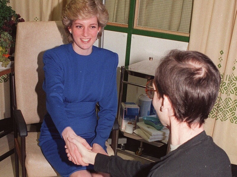 В 1987 году принцесса Диана пожала руку ВИЧ-инфицированному пациенту при мировых СМИ. Этот жест повысил осведомленность людей о болезни, а также о том, что пациенты с ВИЧ/СПИДом нуждаются в сострадании