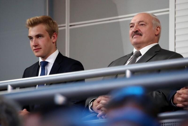 В Сети рассекретили первое фото Николая Лукашенко с матерью