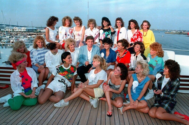  Дональд Трамп с конкурсантками Мисс США сфотографировался на борту своей яхты в Атлантик-Сити, 4 сентября 1988 года.