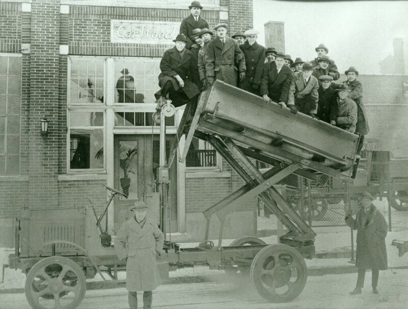 Демонстрация первого самосвала на гидроцилиндре. 1912 год