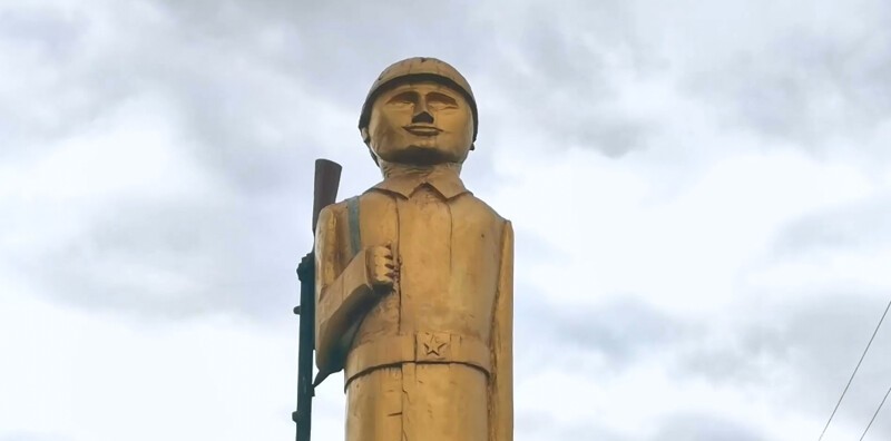 На Украине скандал с памятником якобы похожим на Путина