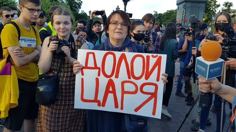 Незадолго до начала заседания несколько муниципальных депутатов из других районов Москвы призвали коллег из Тимирязевского района воздержаться от голосования за лишение госпожи Галяминой мандата.