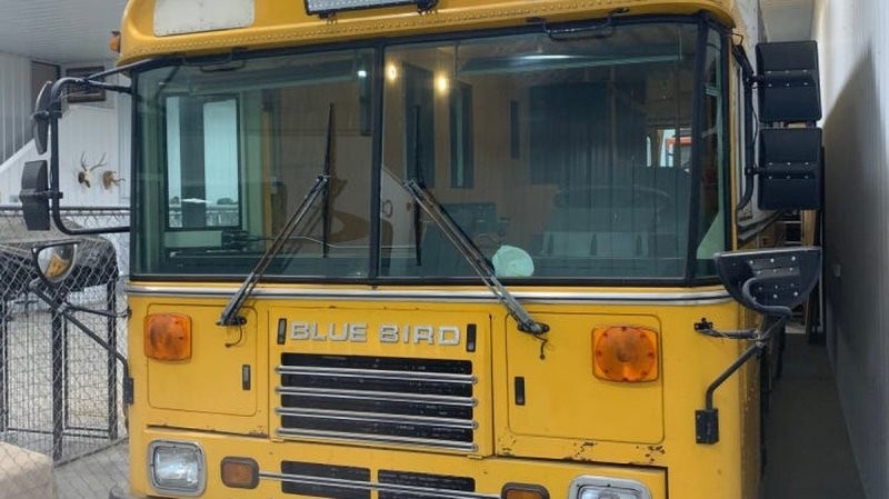 Ветерану понадобилось 6 месяцев на то, чтобы превратить старый школьный автобус в современный дом на колесах