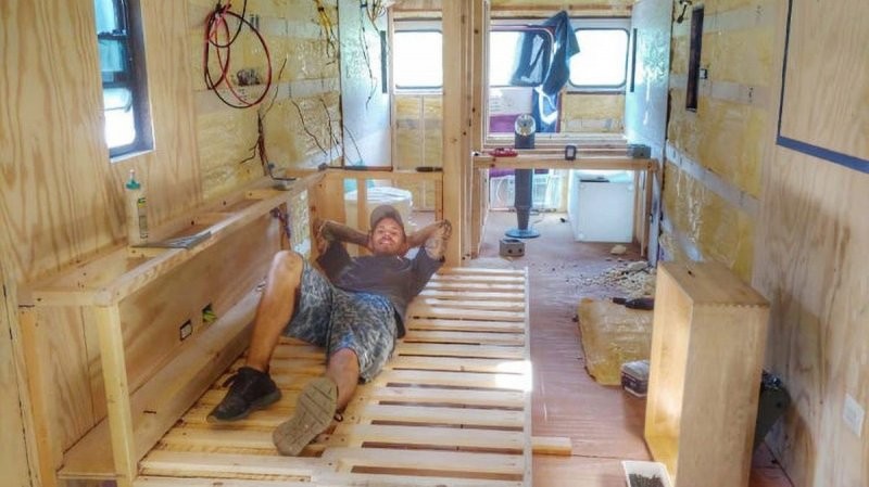 Ветерану понадобилось 6 месяцев на то, чтобы превратить старый школьный автобус в современный дом на колесах