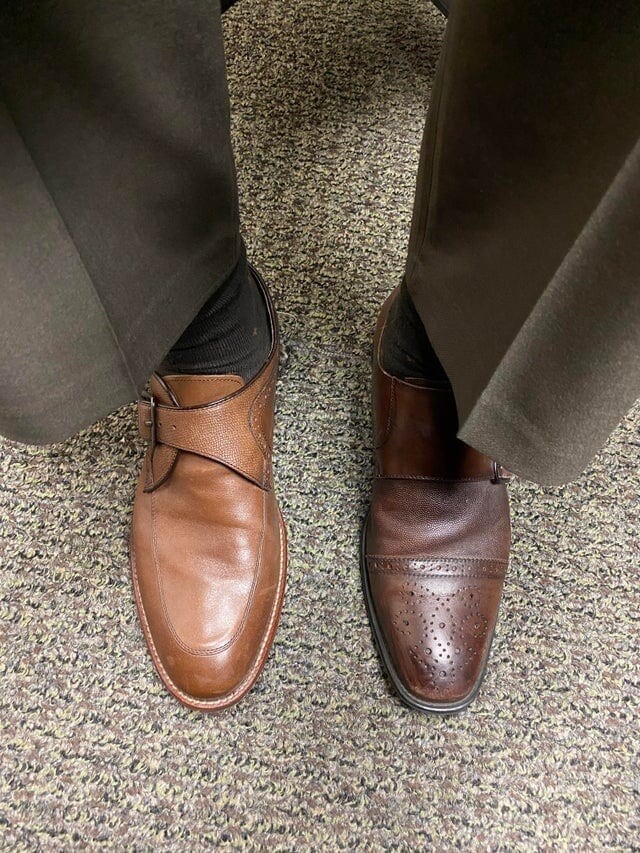 Я надел разные ботинки, чтобы узнать мнение жены о них, а потом забыл переобуться и целый день на работе провёл вот так