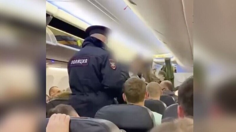 Самолет на Москву развернули в воздухе после полученной пассажирами картинки "Я с ножом"