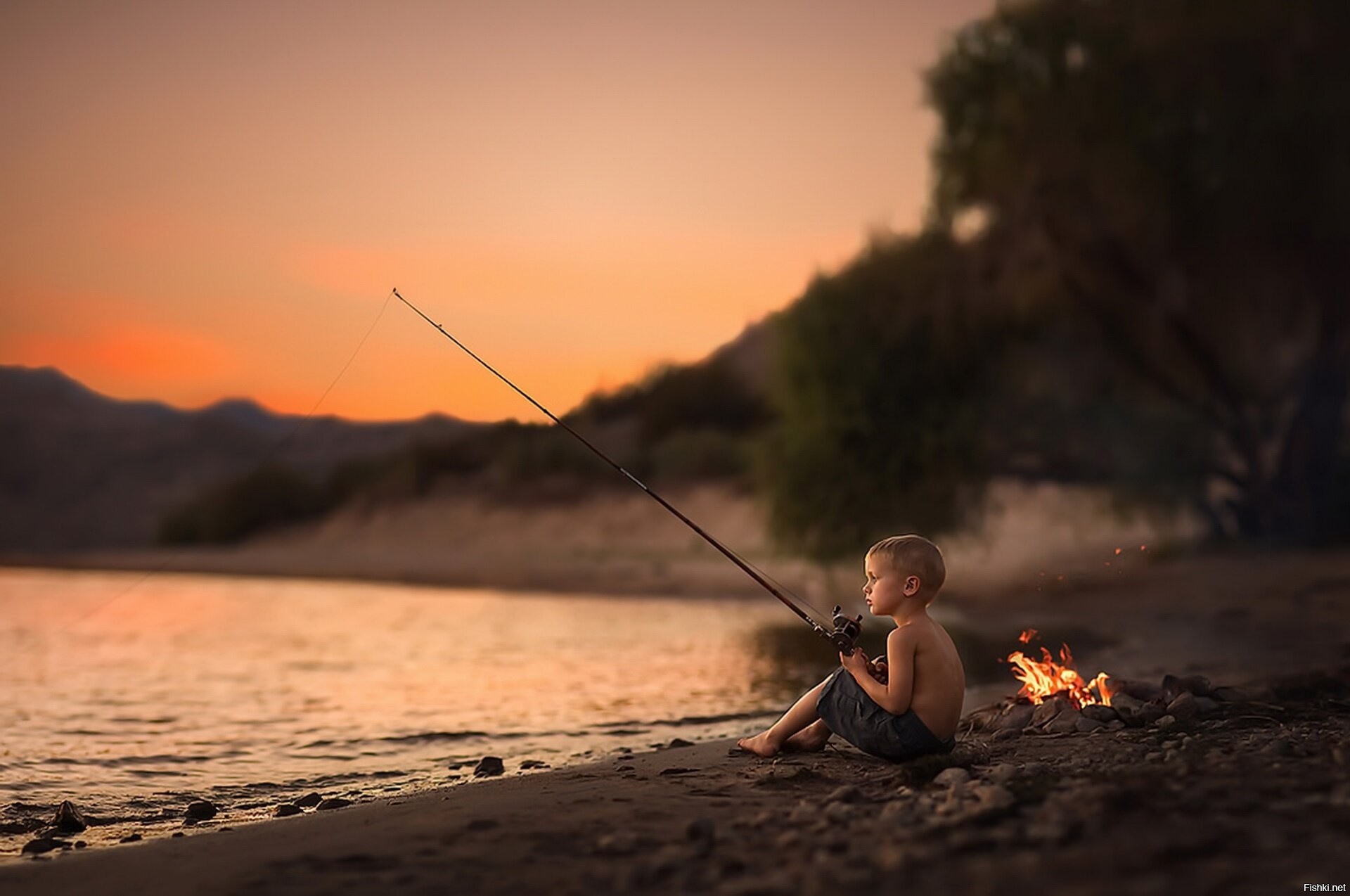 Мальчик ловил рыбу на реке. Мальчик Рыбак. Мальчик с удочкой. Озеро с удочкой. Рыбак на берегу.