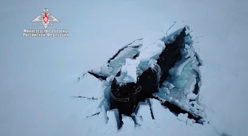Впервые в истории: Три АПЛ России всплыли из-подо льда в Арктике