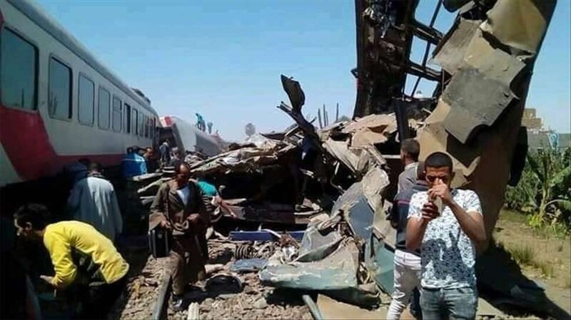Два пассажирских поезда столкнулись в Египте, десятки жертв: видео