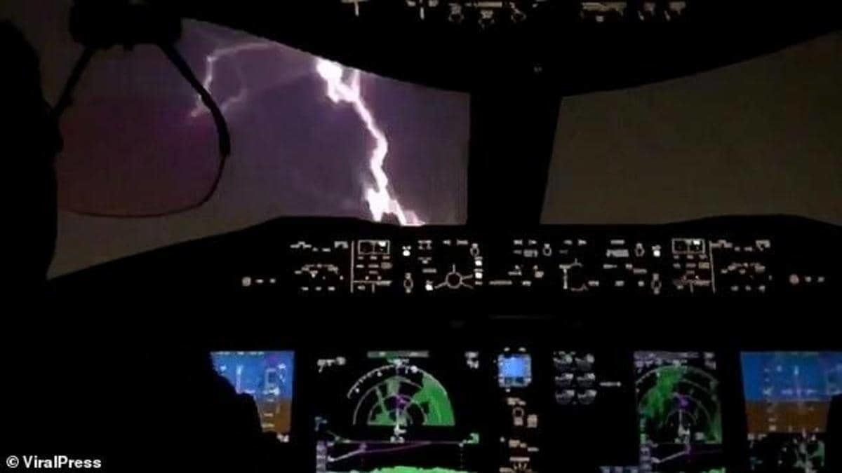Молния угодила в носовую часть Boeing 737 MAX, когда тот выполнял манёвр перед приземлением
