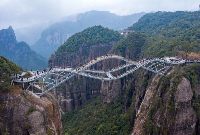 В Китае открылся «изгибающийся» стеклянный мост