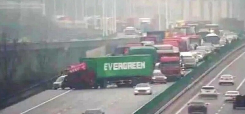 Грузовик компании Evergreen последовал примеру контейнеровоза