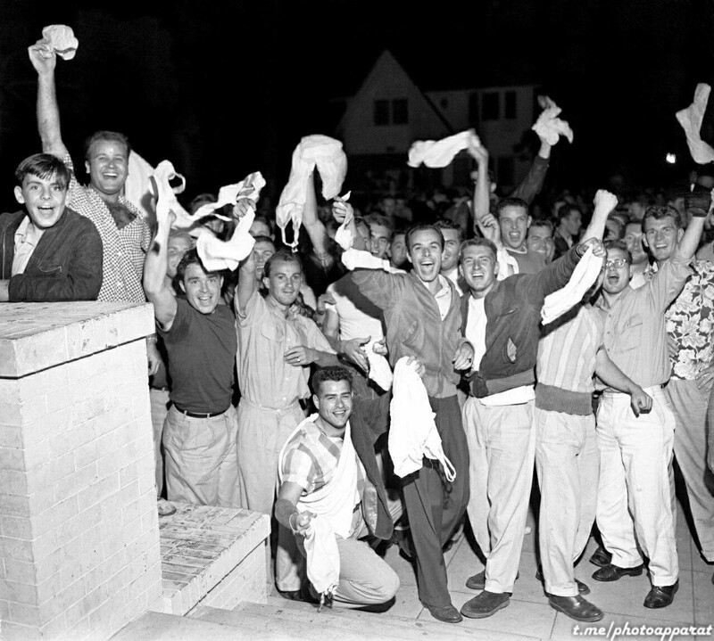 Студенты Университета Южной Калифорнии с нижним бельем сокурсниц, США, 1952 год.