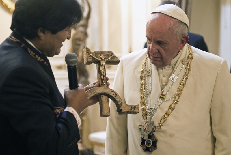 Президент Боливии Эво Моралес дарит Папе Римскому распятие в форме серпа и молота. Боливия, 2015 г.