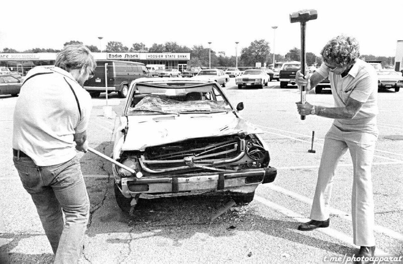  Американцы собирают деньги на помощь уволенным автомобильным рабочим. Один удар кувалдой по японской машине - 1$, 1982 г.