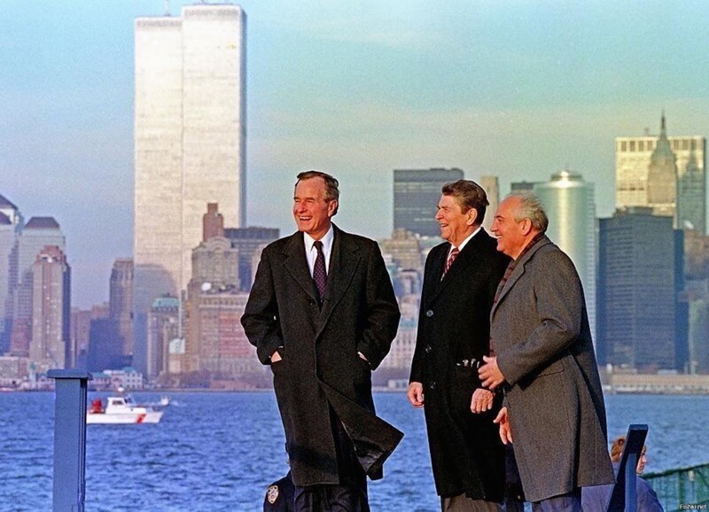 Буш и Рейган с президентом Советского Союза Михаилом Горбачевым в нижнем Манхэттене на фоне башен-близнецов. 1988г.