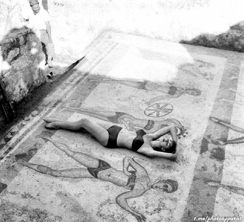 Девушка в бикини на знаменитой мозаике "Девушки в бикини" древнеримской виллы "Romana del Casale", Сицилия, 1955 г