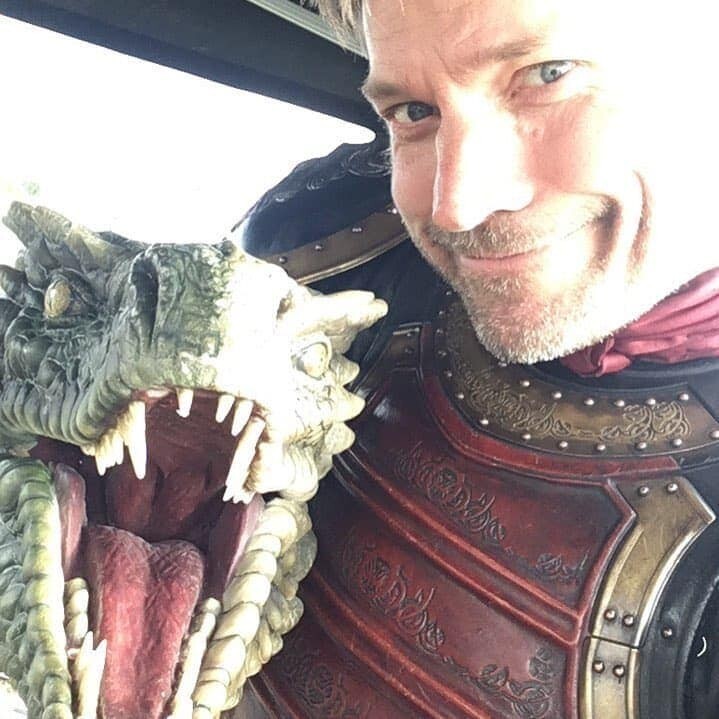 Николай Костер-Вальдау обнимается с дракончиком на съёмках «Игры престолов»