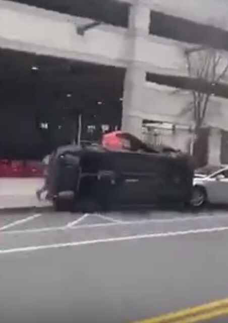 В Вашингтоне две чернокожие девчонки напали на водителя такси и попытались угнать машину Uber