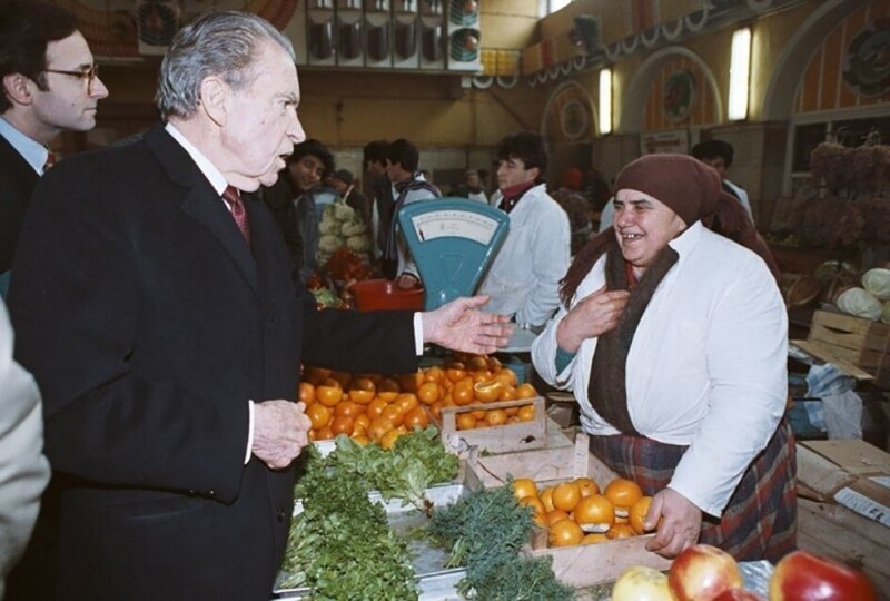 37-й президент США Ричард Никсон поддерживает российских производителей. Московский рынок, 22 марта 1991 г.