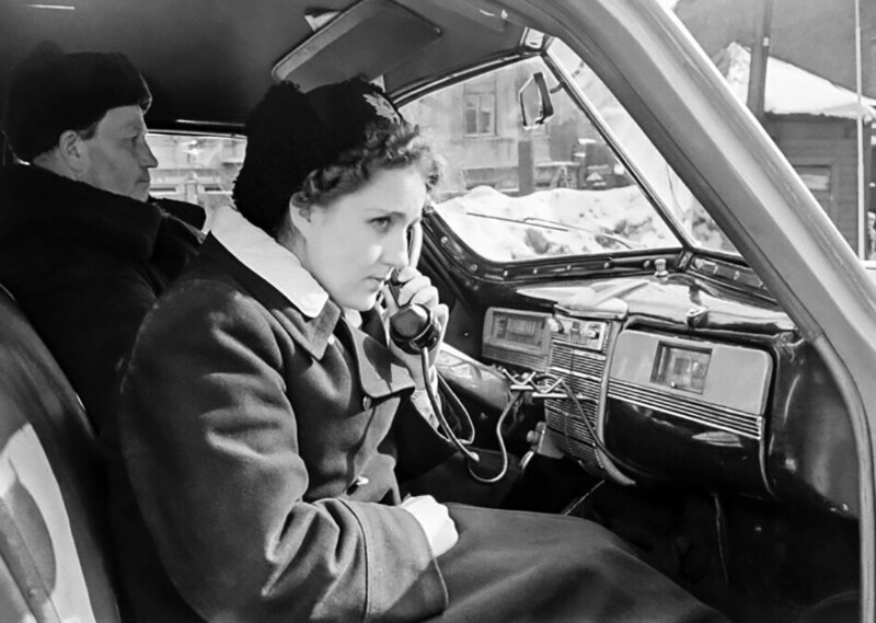 Фельдшер Г. Круглова принимает вызов по радио-телефону от диспетчера Центрального городского пункта неотложной помощи. Фото В. Вайсберга, апрель 1958 г.