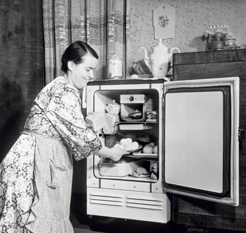 Домохозяйка Нина Домрачёва размещает продукты в новом холодильнике. Фото Н. Максимова, 1955 г.