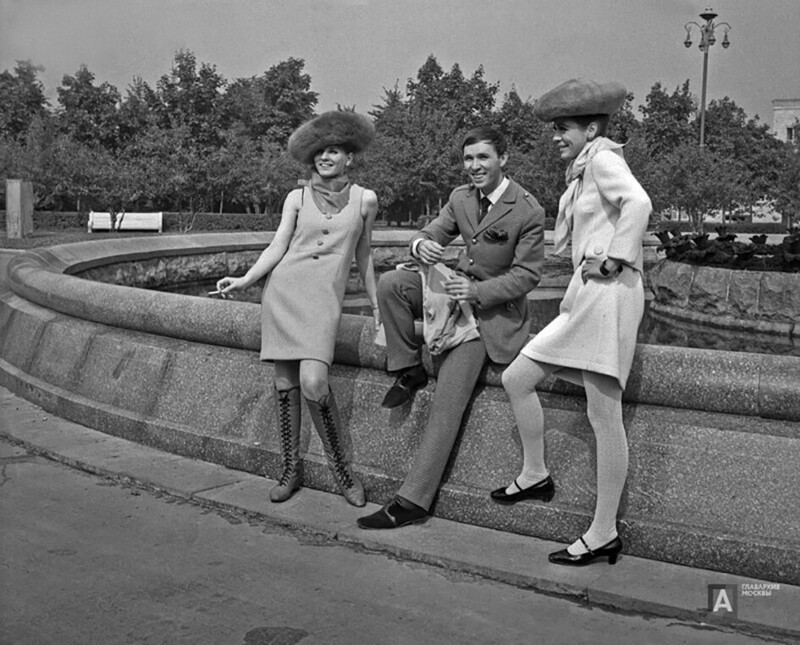 Вячеслав Зайцев со своими моделями. Фото Валерия Генд-Роте. Москва, 1967.