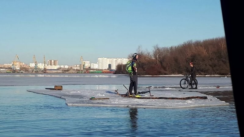 На Москве-реке спасатели уговорили велосипедистов спастись с отколовшейся льдины