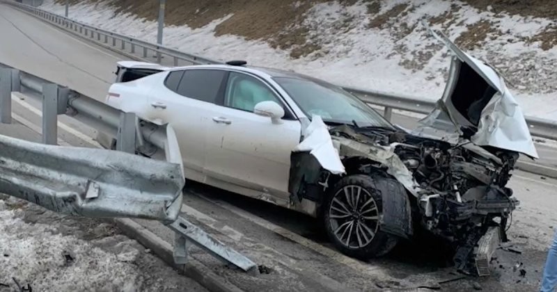 Kia Stinger врезался в отбойник