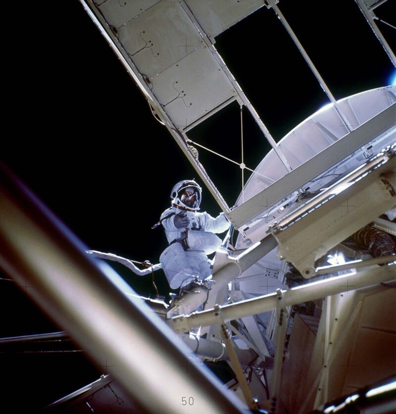 Оуэн Гэрриот выполняет выход в открытый космос, 1973 г.