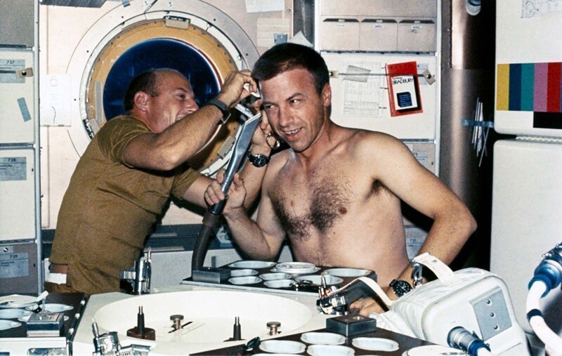 Чарльз Конрад подстригает Пола Вайца на борту Skylab