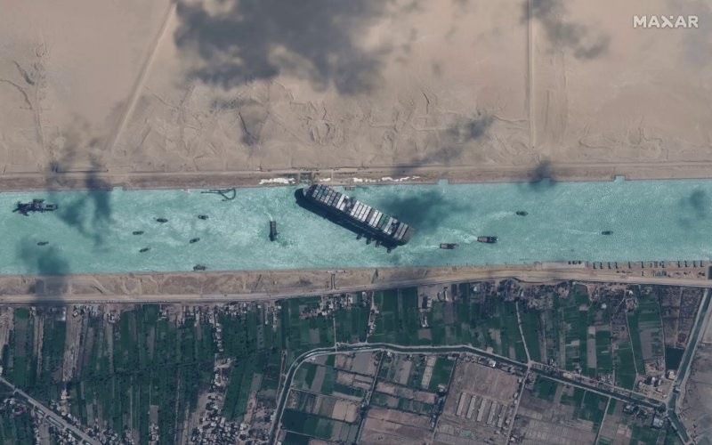 Российское судно несколько раз гудками прерывало речь президента Египта у Суэцкого канала