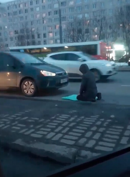 Мигрант в Петербурге нарвался на штраф за намаз на дороге
