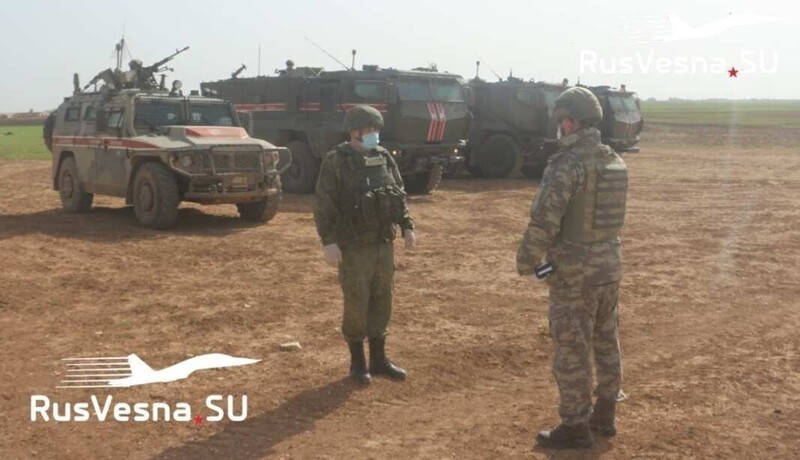 Яркие кадры: Боевые вертолёты ВКС над российско-турецкой колонной в Сирии