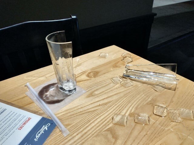Когда официантка поставила на стол мой стакан с ледяной водой, он раскололся пополам
