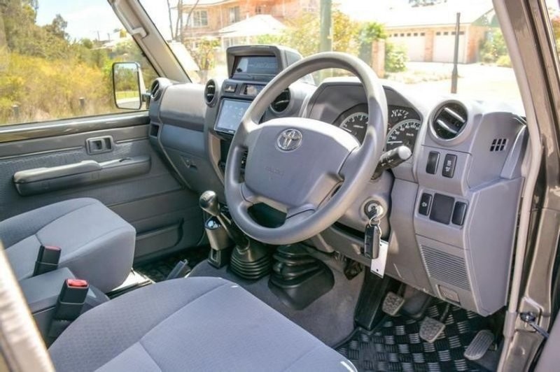 Экстремальная шестиколесная модификация Toyota Land Cruiser 70 из Австралии