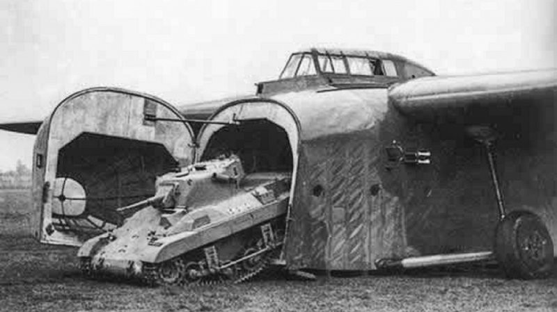 General Aircraft Hamilcar (Великобритания, 1942). Один из самых больших военных планеров, когда-либо производившихся серийно. Использовался в ряде крупных десантных операций.