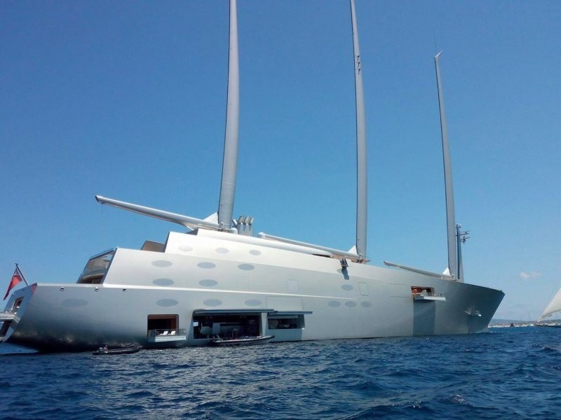 Любопытные испанцы повредили яхту российского миллиардера