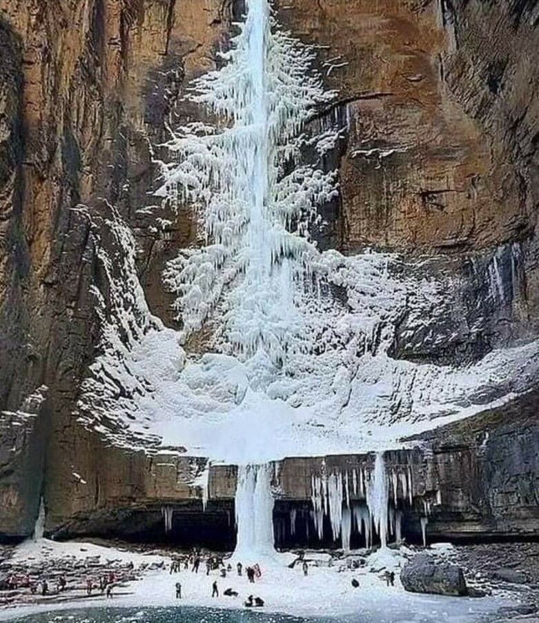 Замёрзший водопад в Китае