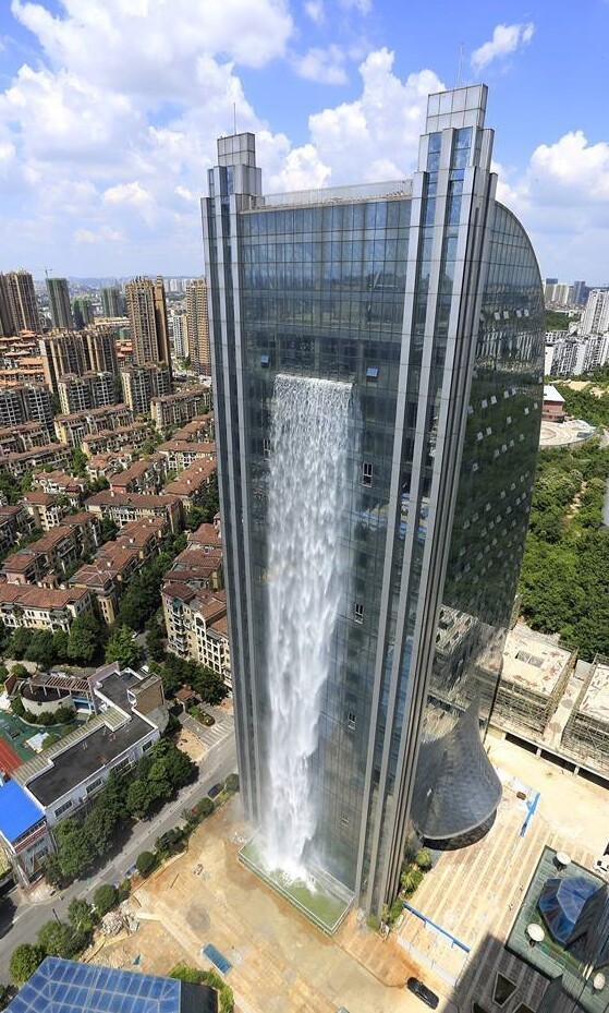Искусственный водопад, созданный на небоскрёбе, Китай