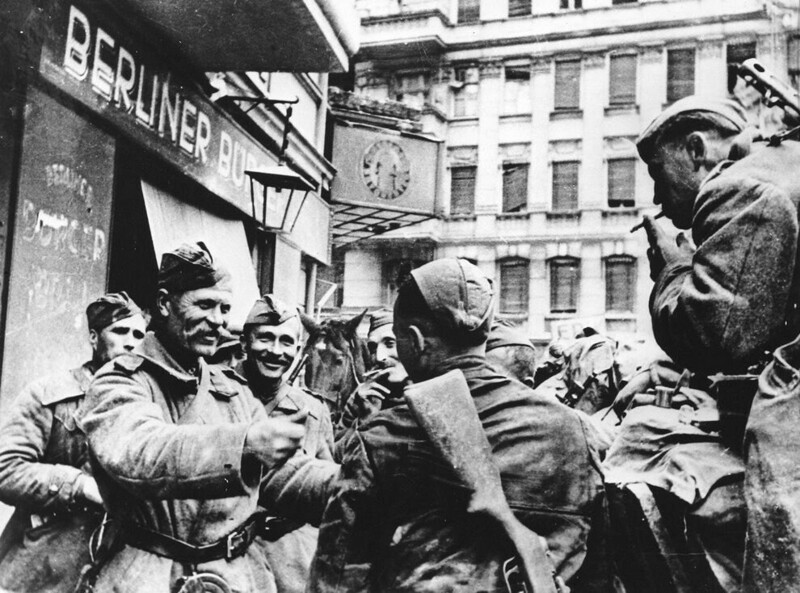 Советские солдаты на улицах Берлина, май 1945 года.