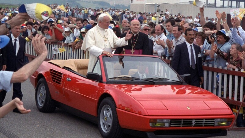 Римский папа Иоанн Павел II во время своего визита на завод Ferrari в Маранелло. Италия, 4 июня 1988 года