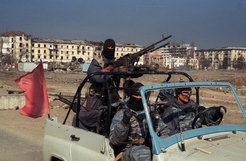 Бойцы российского ОМОН'а на улицах Грозного, февраль - март 1996 года