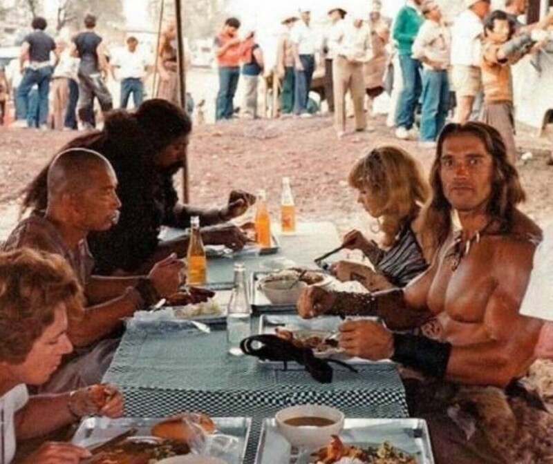 Арнольд и актеры за обедом на съемочной площадке Конана Варвара