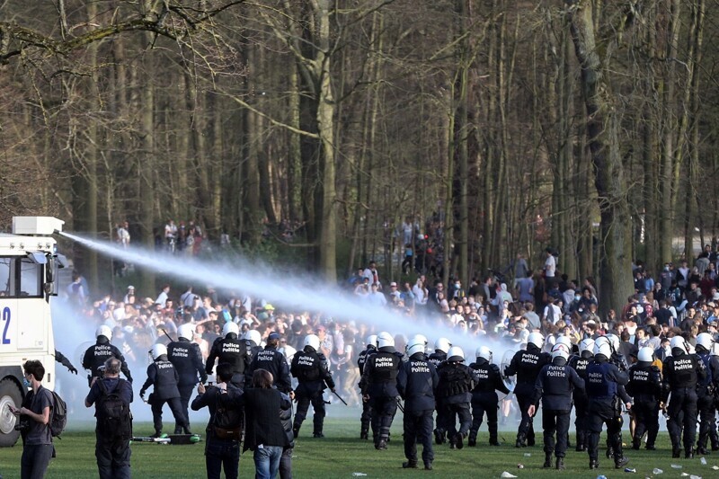 Первоапрельская шутка о музыкальном фестивале в Брюсселе обернулась полицией с водометами